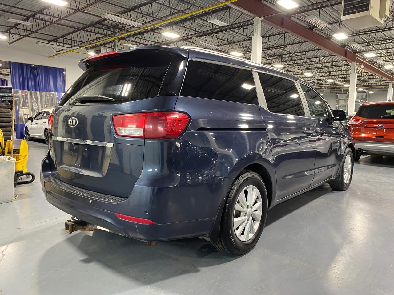 2017 Kia Sedona LX - Photo #5