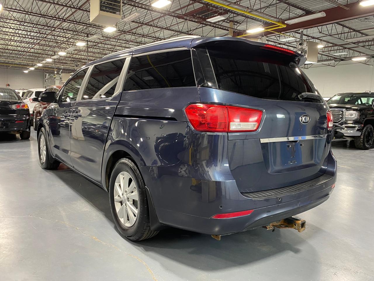 2017 Kia Sedona LX - Photo #3
