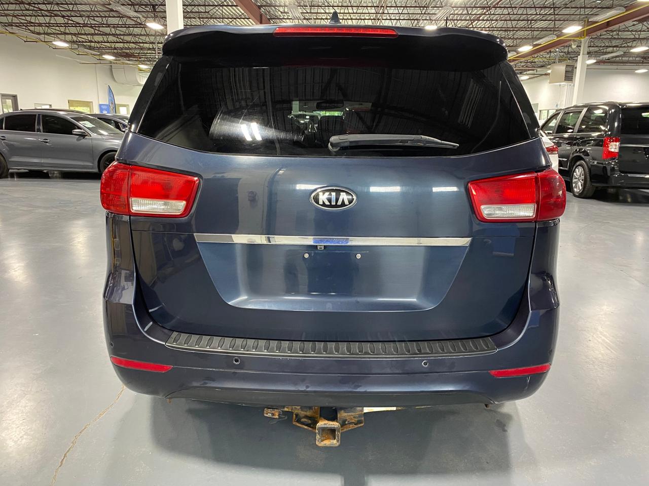 2017 Kia Sedona LX - Photo #4