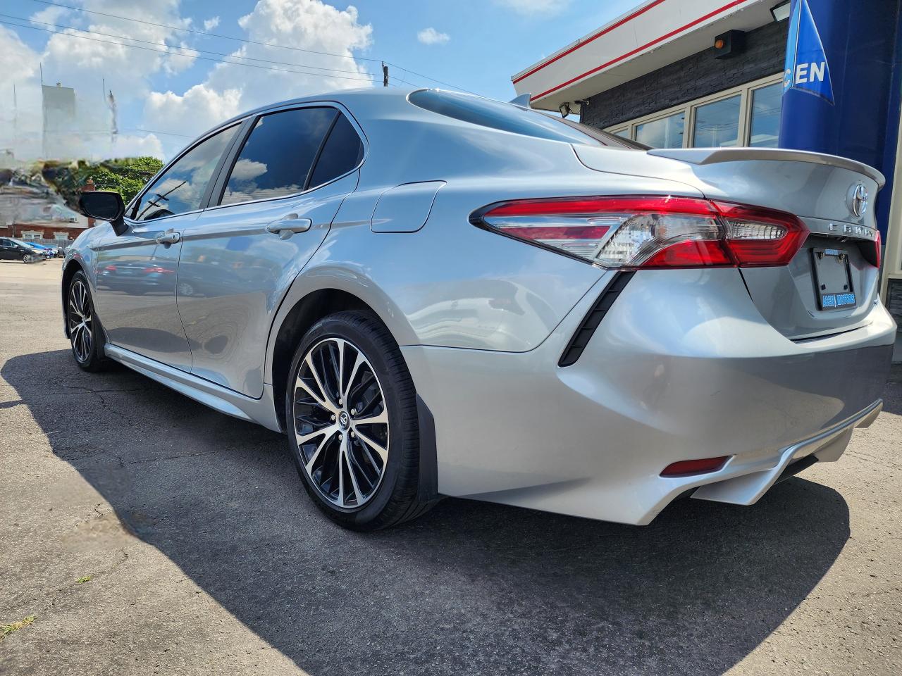 2018 Toyota Camry SE - Photo #5