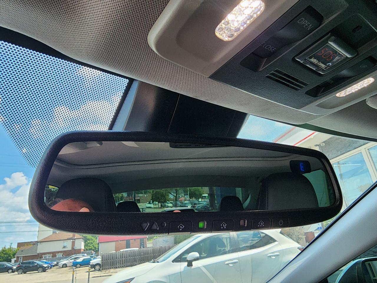 2018 Toyota Camry SE - Photo #10