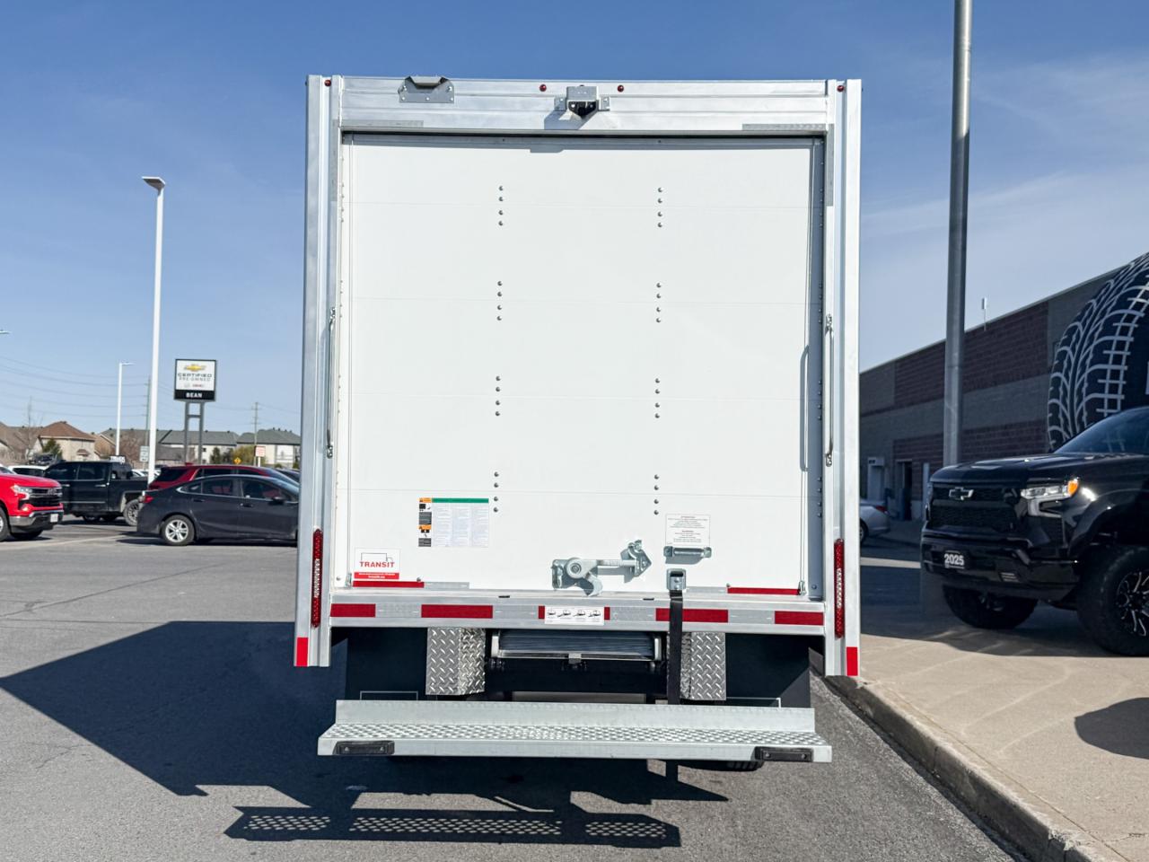 2025 Chevrolet Express Cutaway Work Van 4.3L V6 WITH REMOTE ENTRY, POWER DRIVER'S SEAT, CLOTH SEATS, AIR CONDITIONING, CRUISE CONTROL, MP3 PLAYER, BLUETOOTH Photo3