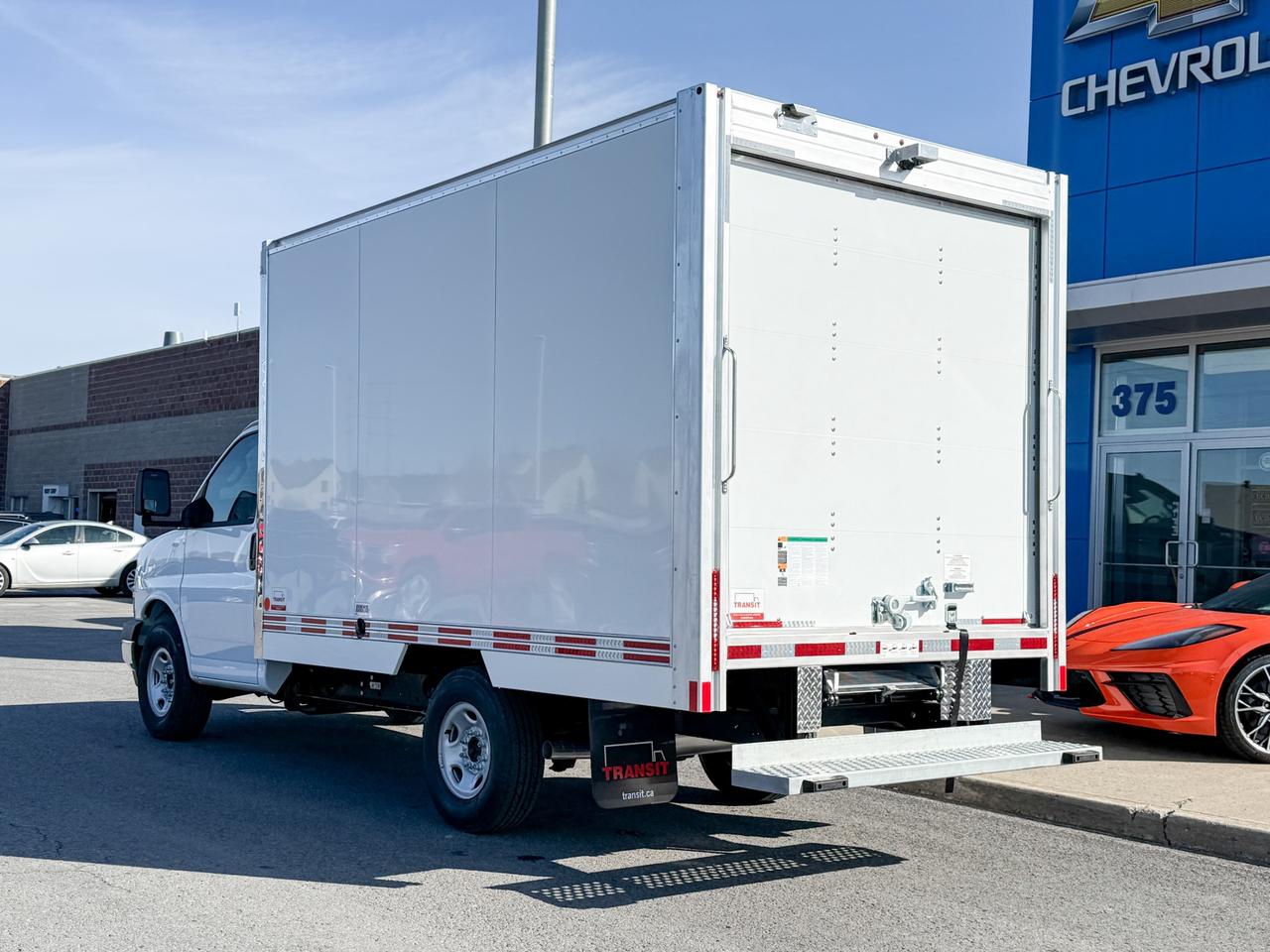 2025 Chevrolet Express Cutaway Work Van 4.3L V6 WITH REMOTE ENTRY, POWER DRIVER'S SEAT, CLOTH SEATS, AIR CONDITIONING, CRUISE CONTROL, MP3 PLAYER, BLUETOOTH Photo2