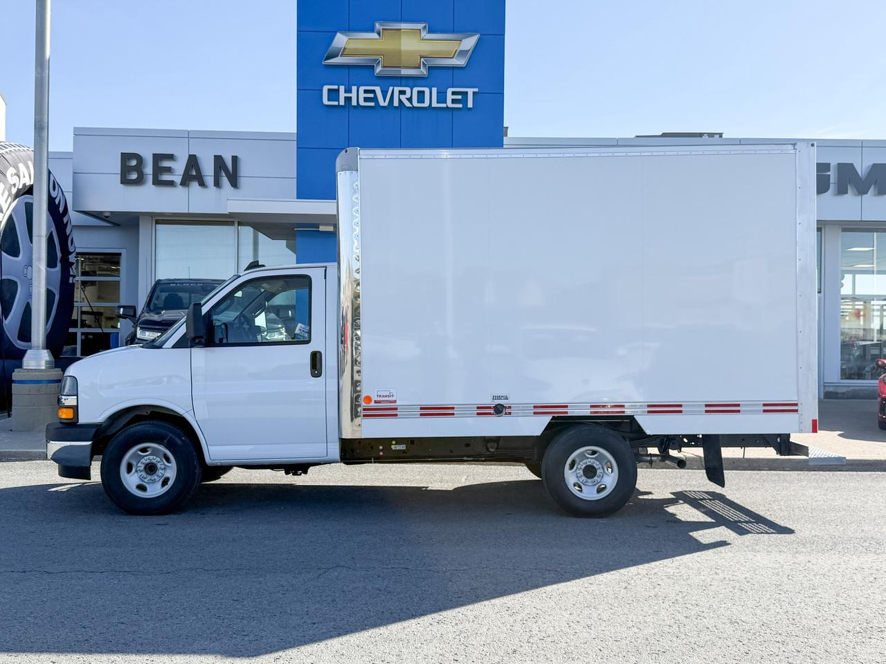2025 Chevrolet Express Cutaway Work Van 4.3L V6 WITH REMOTE ENTRY, POWER DRIVER'S SEAT, CLOTH SEATS, AIR CONDITIONING, CRUISE CONTROL, MP3 PLAYER, BLUETOOTH Photo1