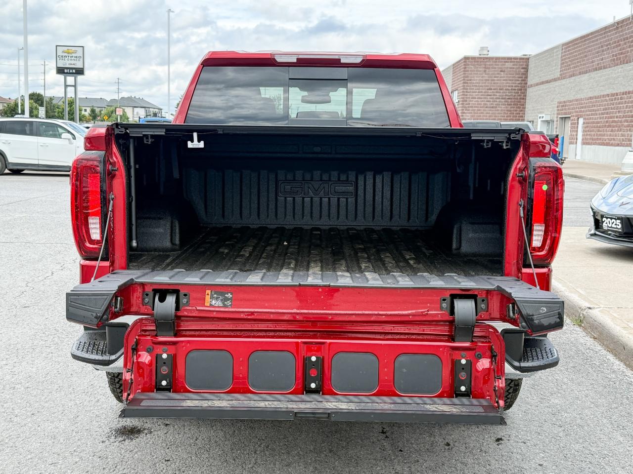 2025 GMC Sierra 1500 SLT 5.3L V8 WITH REMOTE START/ENTRY, HEATED SEATS, HEATED STEERING WHEEL, VENTILATED SEATS, ADAPTIVE CRUISE CONTROL, BOSE SPEAKER SYSTEM Photo4