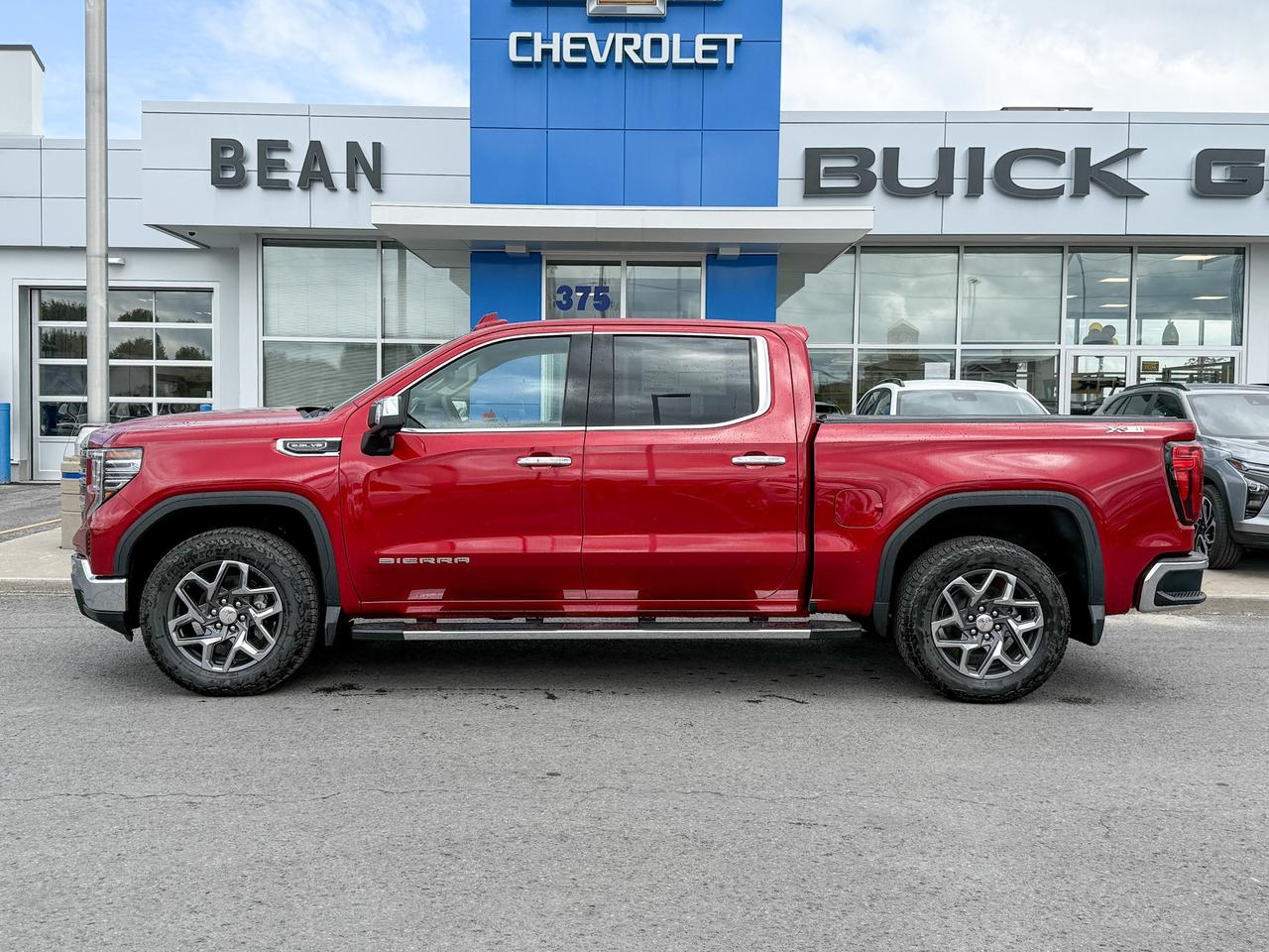 2025 GMC Sierra 1500 SLT 5.3L V8 WITH REMOTE START/ENTRY, HEATED SEATS, HEATED STEERING WHEEL, VENTILATED SEATS, ADAPTIVE CRUISE CONTROL, BOSE SPEAKER SYSTEM Photo