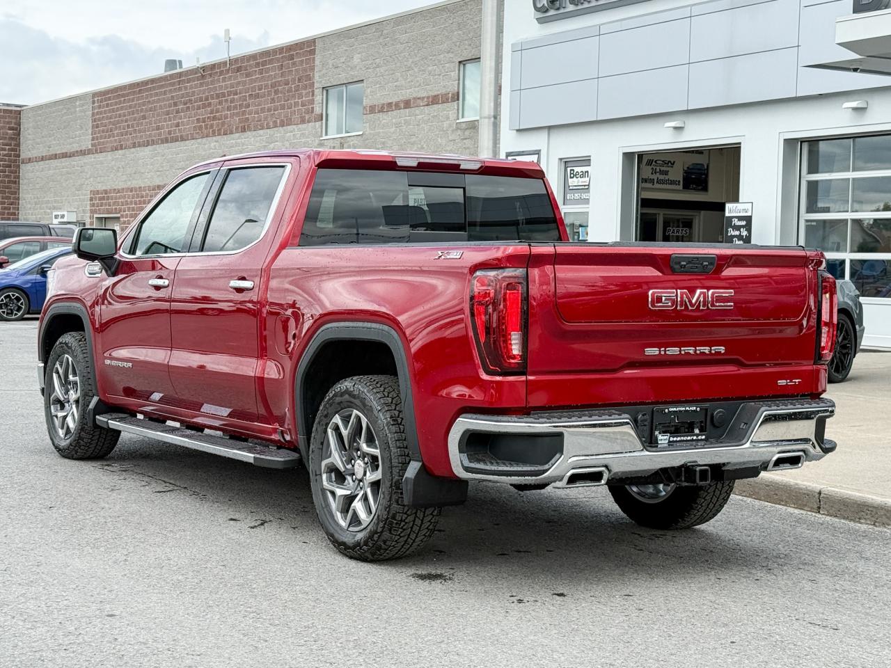 2025 GMC Sierra 1500 SLT 5.3L V8 WITH REMOTE START/ENTRY, HEATED SEATS, HEATED STEERING WHEEL, VENTILATED SEATS, ADAPTIVE CRUISE CONTROL, BOSE SPEAKER SYSTEM Photo