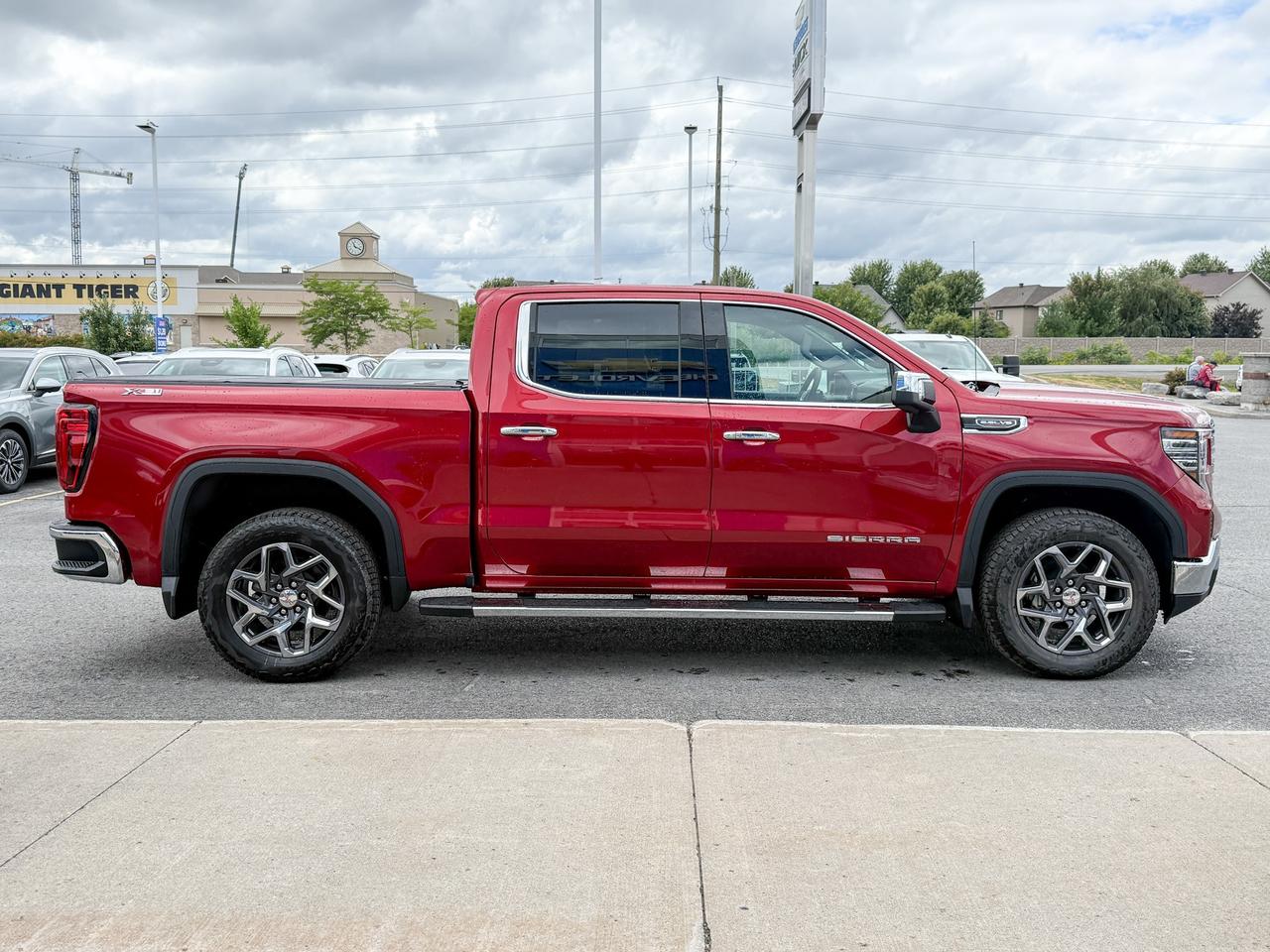 2025 GMC Sierra 1500 SLT 5.3L V8 WITH REMOTE START/ENTRY, HEATED SEATS, HEATED STEERING WHEEL, VENTILATED SEATS, ADAPTIVE CRUISE CONTROL, BOSE SPEAKER SYSTEM Photo