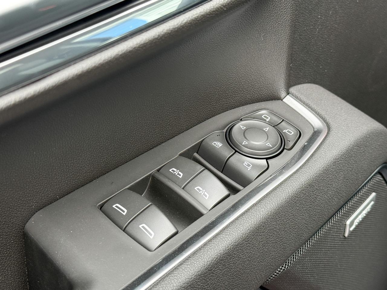 2025 GMC Sierra 1500 SLT 5.3L V8 WITH REMOTE START/ENTRY, HEATED SEATS, HEATED STEERING WHEEL, VENTILATED SEATS, ADAPTIVE CRUISE CONTROL, BOSE SPEAKER SYSTEM Photo