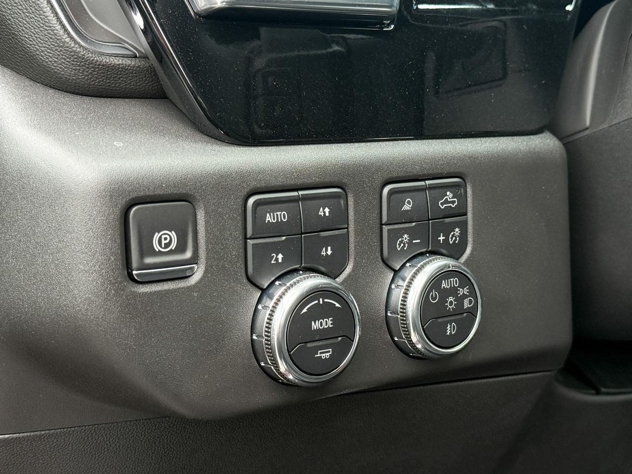 2025 GMC Sierra 1500 SLT 5.3L V8 WITH REMOTE START/ENTRY, HEATED SEATS, HEATED STEERING WHEEL, VENTILATED SEATS, ADAPTIVE CRUISE CONTROL, BOSE SPEAKER SYSTEM Photo