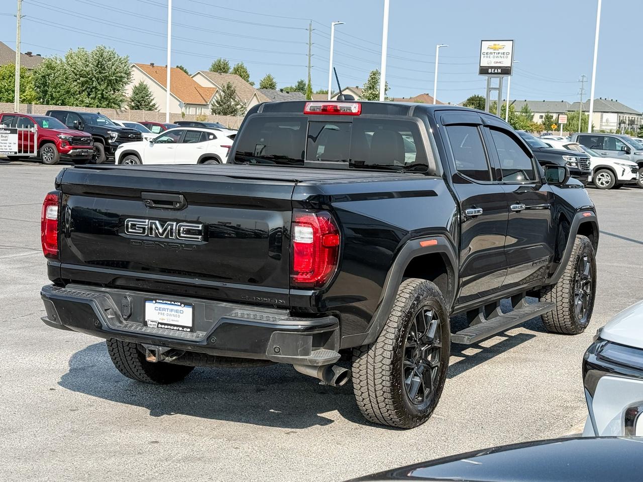 2025 GMC Canyon Denali ONE OWNER, CLEAN CARFAX, 2.7L 4CYL TURBO, DENALI BLACK EDITION, HEATED & VENTILATED FRONT LEATHER SEATS, HEATED STEERING WHEEL, POWER SUNROOF, SAFETY PACKAGE, BLACK BADGES, UNDERBODY CAMERAS Photo