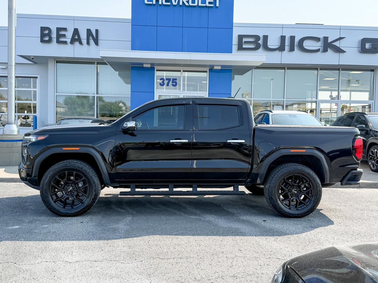 2025 GMC Canyon Denali ONE OWNER, CLEAN CARFAX, 2.7L 4CYL TURBO, DENALI BLACK EDITION, HEATED & VENTILATED FRONT LEATHER SEATS, HEATED STEERING WHEEL, POWER SUNROOF, SAFETY PACKAGE, BLACK BADGES, UNDERBODY CAMERAS Photo