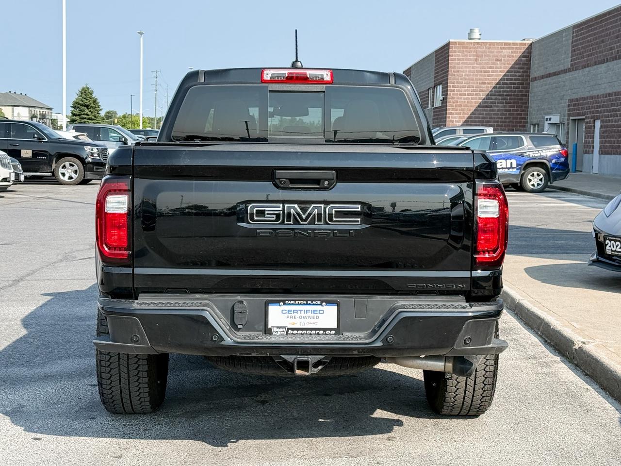 2025 GMC Canyon Denali ONE OWNER, CLEAN CARFAX, 2.7L 4CYL TURBO, DENALI BLACK EDITION, HEATED & VENTILATED FRONT LEATHER SEATS, HEATED STEERING WHEEL, POWER SUNROOF, SAFETY PACKAGE, BLACK BADGES, UNDERBODY CAMERAS Photo