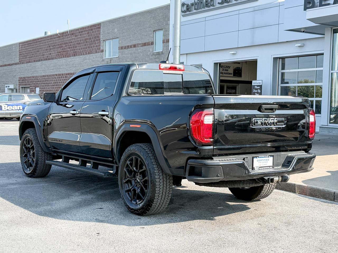 2025 GMC Canyon Denali ONE OWNER, CLEAN CARFAX, 2.7L 4CYL TURBO, DENALI BLACK EDITION, HEATED & VENTILATED FRONT LEATHER SEATS, HEATED STEERING WHEEL, POWER SUNROOF, SAFETY PACKAGE, BLACK BADGES, UNDERBODY CAMERAS Photo