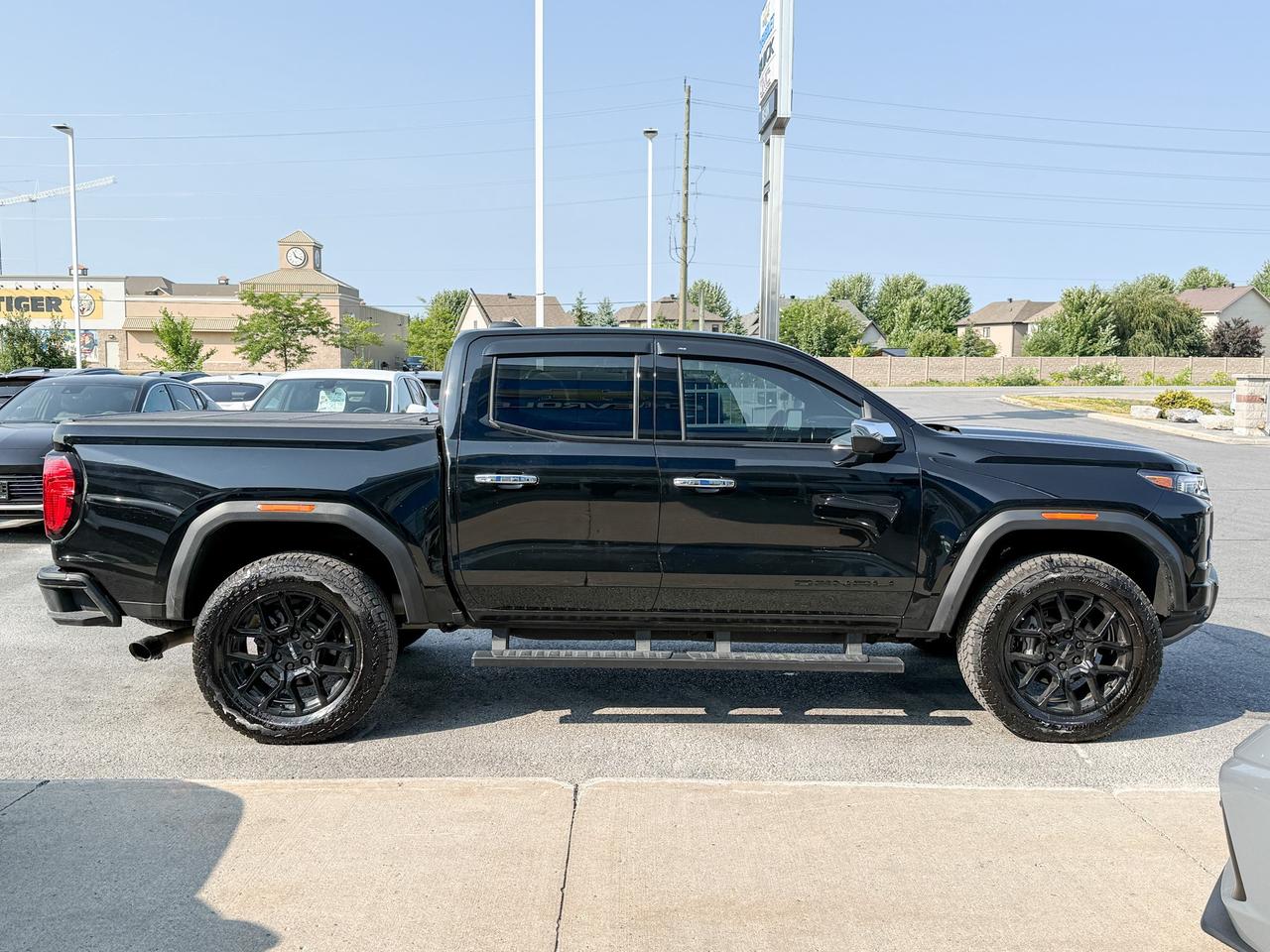 2025 GMC Canyon Denali ONE OWNER, CLEAN CARFAX, 2.7L 4CYL TURBO, DENALI BLACK EDITION, HEATED & VENTILATED FRONT LEATHER SEATS, HEATED STEERING WHEEL, POWER SUNROOF, SAFETY PACKAGE, BLACK BADGES, UNDERBODY CAMERAS Photo