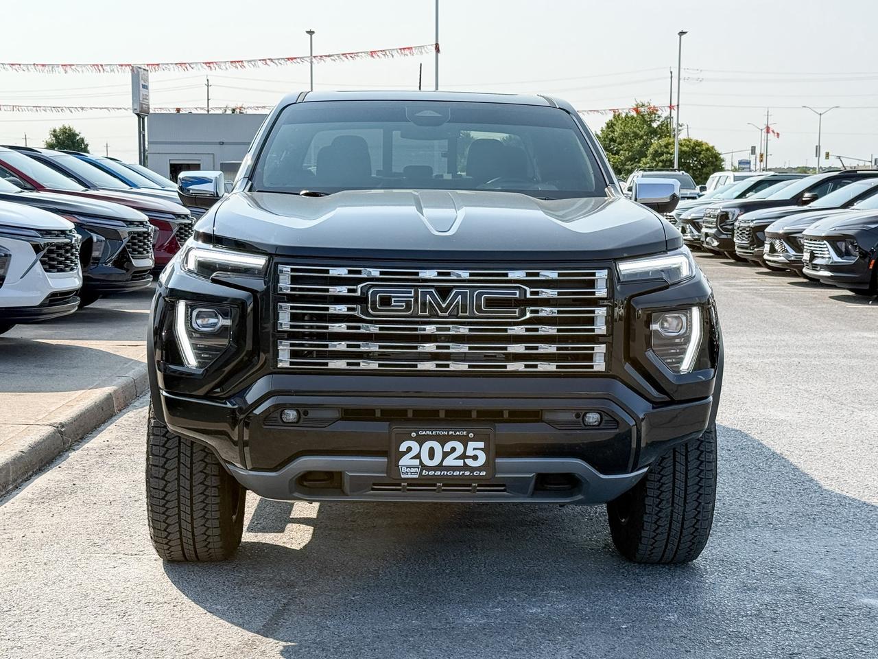 2025 GMC Canyon Denali ONE OWNER, CLEAN CARFAX, 2.7L 4CYL TURBO, DENALI BLACK EDITION, HEATED & VENTILATED FRONT LEATHER SEATS, HEATED STEERING WHEEL, POWER SUNROOF, SAFETY PACKAGE, BLACK BADGES, UNDERBODY CAMERAS Photo