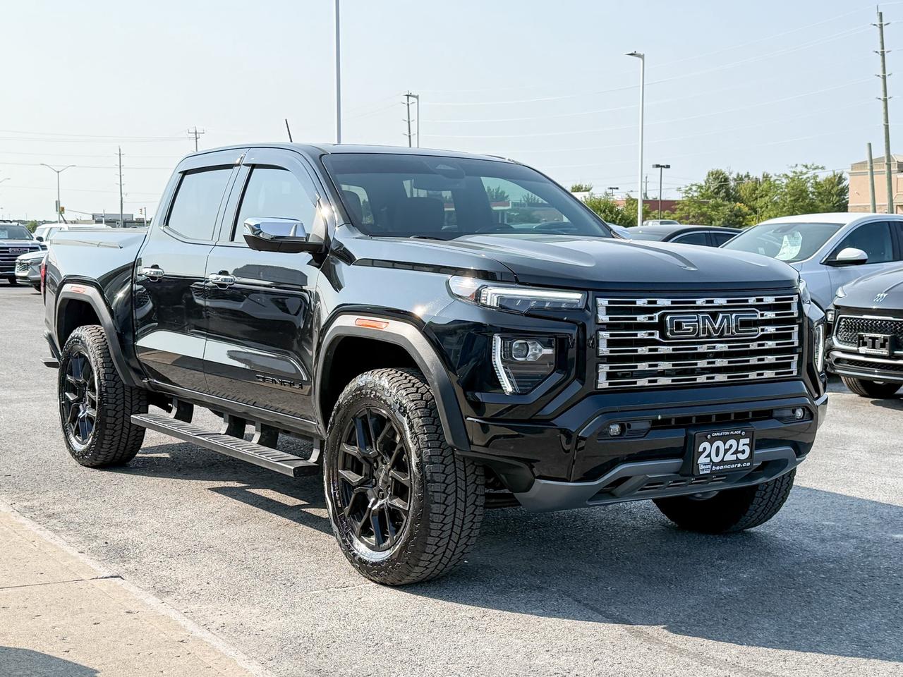 2025 GMC Canyon Denali ONE OWNER, CLEAN CARFAX, 2.7L 4CYL TURBO, DENALI BLACK EDITION, HEATED & VENTILATED FRONT LEATHER SEATS, HEATED STEERING WHEEL, POWER SUNROOF, SAFETY PACKAGE, BLACK BADGES, UNDERBODY CAMERAS Photo