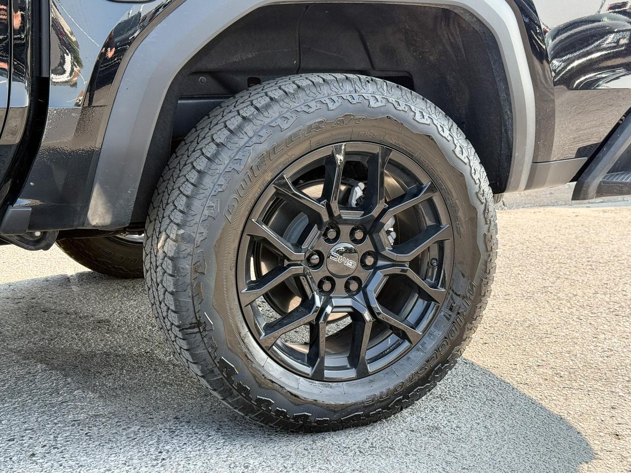 2025 GMC Canyon Denali ONE OWNER, CLEAN CARFAX, 2.7L 4CYL TURBO, DENALI BLACK EDITION, HEATED & VENTILATED FRONT LEATHER SEATS, HEATED STEERING WHEEL, POWER SUNROOF, SAFETY PACKAGE, BLACK BADGES, UNDERBODY CAMERAS Photo