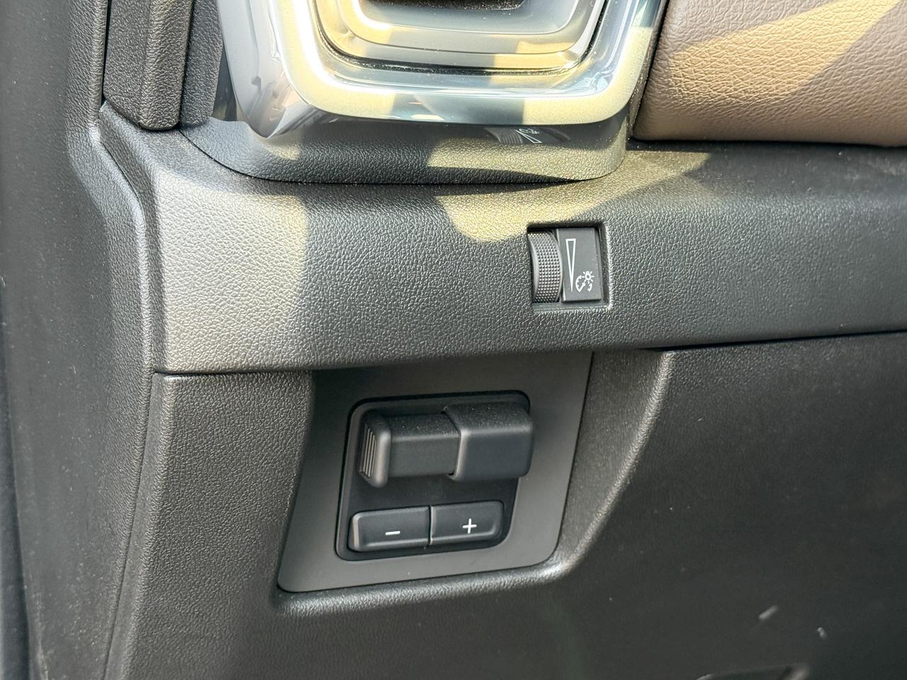 2025 GMC Canyon Denali ONE OWNER, CLEAN CARFAX, 2.7L 4CYL TURBO, DENALI BLACK EDITION, HEATED & VENTILATED FRONT LEATHER SEATS, HEATED STEERING WHEEL, POWER SUNROOF, SAFETY PACKAGE, BLACK BADGES, UNDERBODY CAMERAS Photo