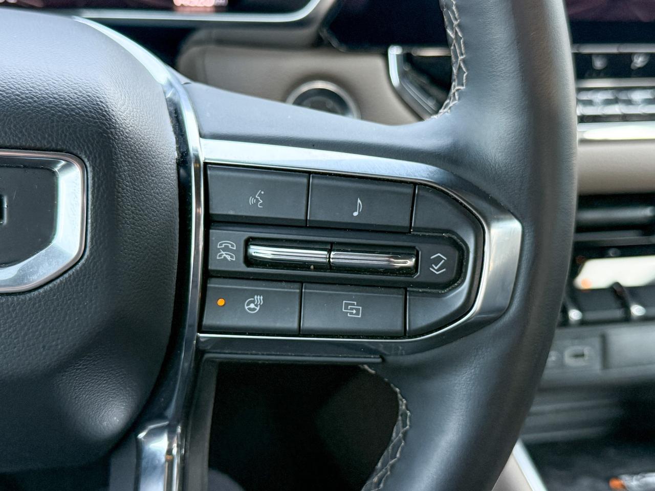 2025 GMC Canyon Denali ONE OWNER, CLEAN CARFAX, 2.7L 4CYL TURBO, DENALI BLACK EDITION, HEATED & VENTILATED FRONT LEATHER SEATS, HEATED STEERING WHEEL, POWER SUNROOF, SAFETY PACKAGE, BLACK BADGES, UNDERBODY CAMERAS Photo