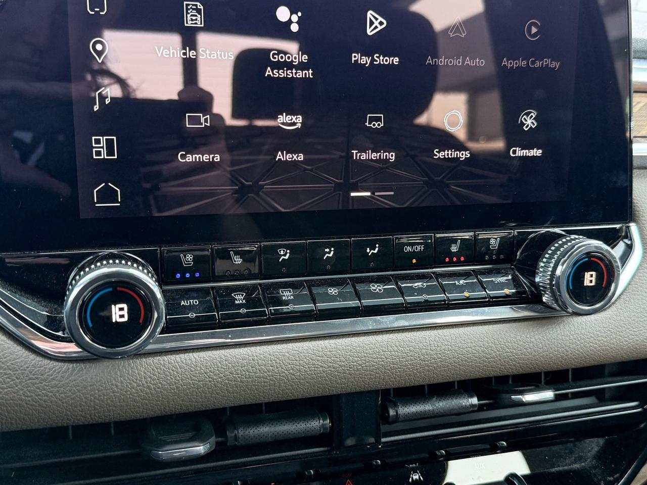 2025 GMC Canyon Denali ONE OWNER, CLEAN CARFAX, 2.7L 4CYL TURBO, DENALI BLACK EDITION, HEATED & VENTILATED FRONT LEATHER SEATS, HEATED STEERING WHEEL, POWER SUNROOF, SAFETY PACKAGE, BLACK BADGES, UNDERBODY CAMERAS Photo