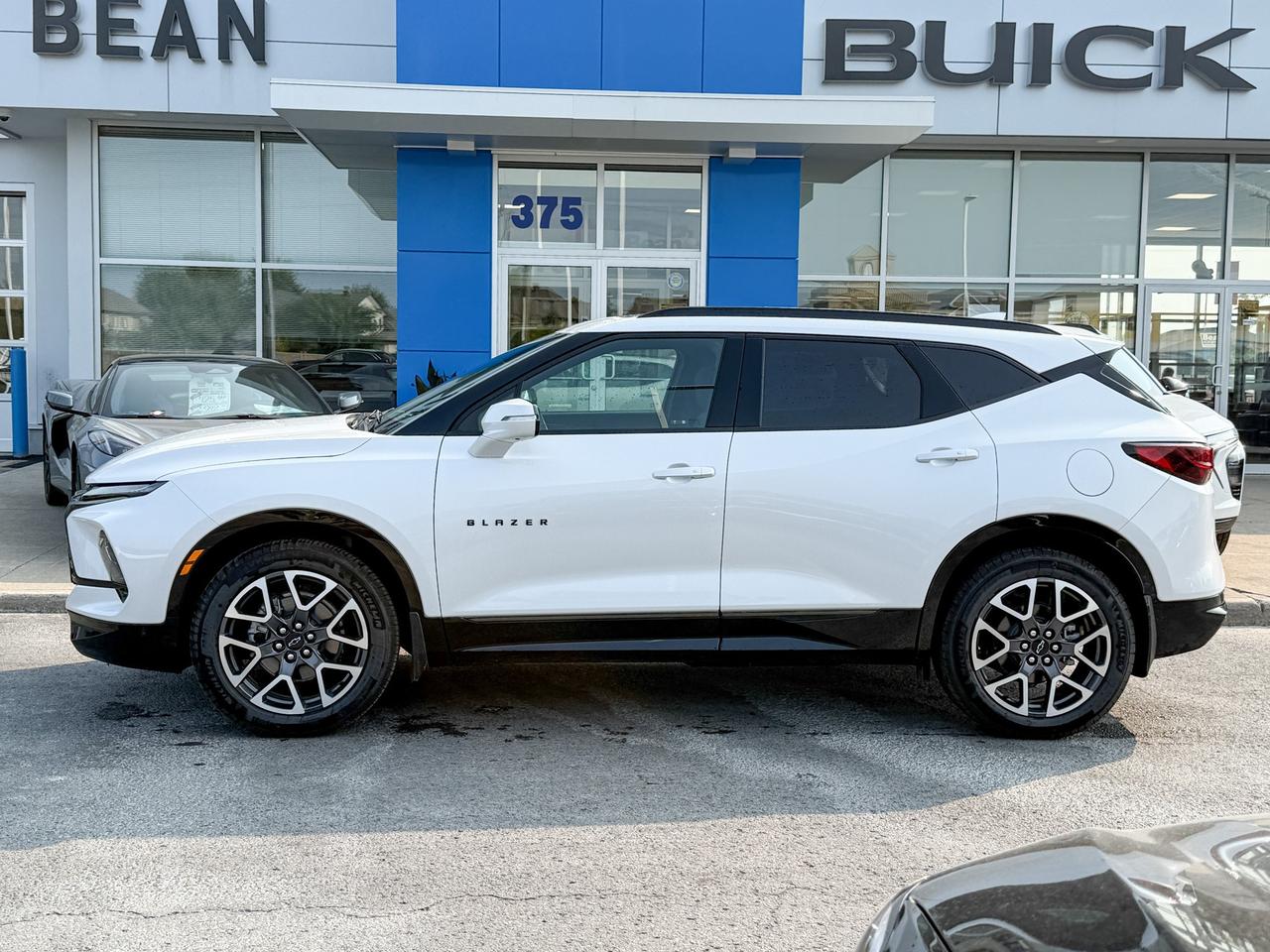 2025 Chevrolet Blazer RS 3.6L V6 WITH REMOTE START/ENTRY, HEATED SEATS, HEATED STEERING WHEEL, VENTILATED SEATS, SUNROOF, POWER LIFTGATE, HD REAR VISION CAMERA Photo
