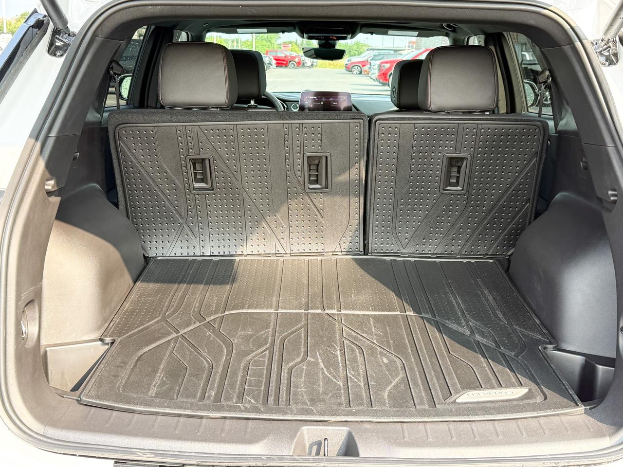 2025 Chevrolet Blazer RS 3.6L V6 WITH REMOTE START/ENTRY, HEATED SEATS, HEATED STEERING WHEEL, VENTILATED SEATS, SUNROOF, POWER LIFTGATE, HD REAR VISION CAMERA Photo