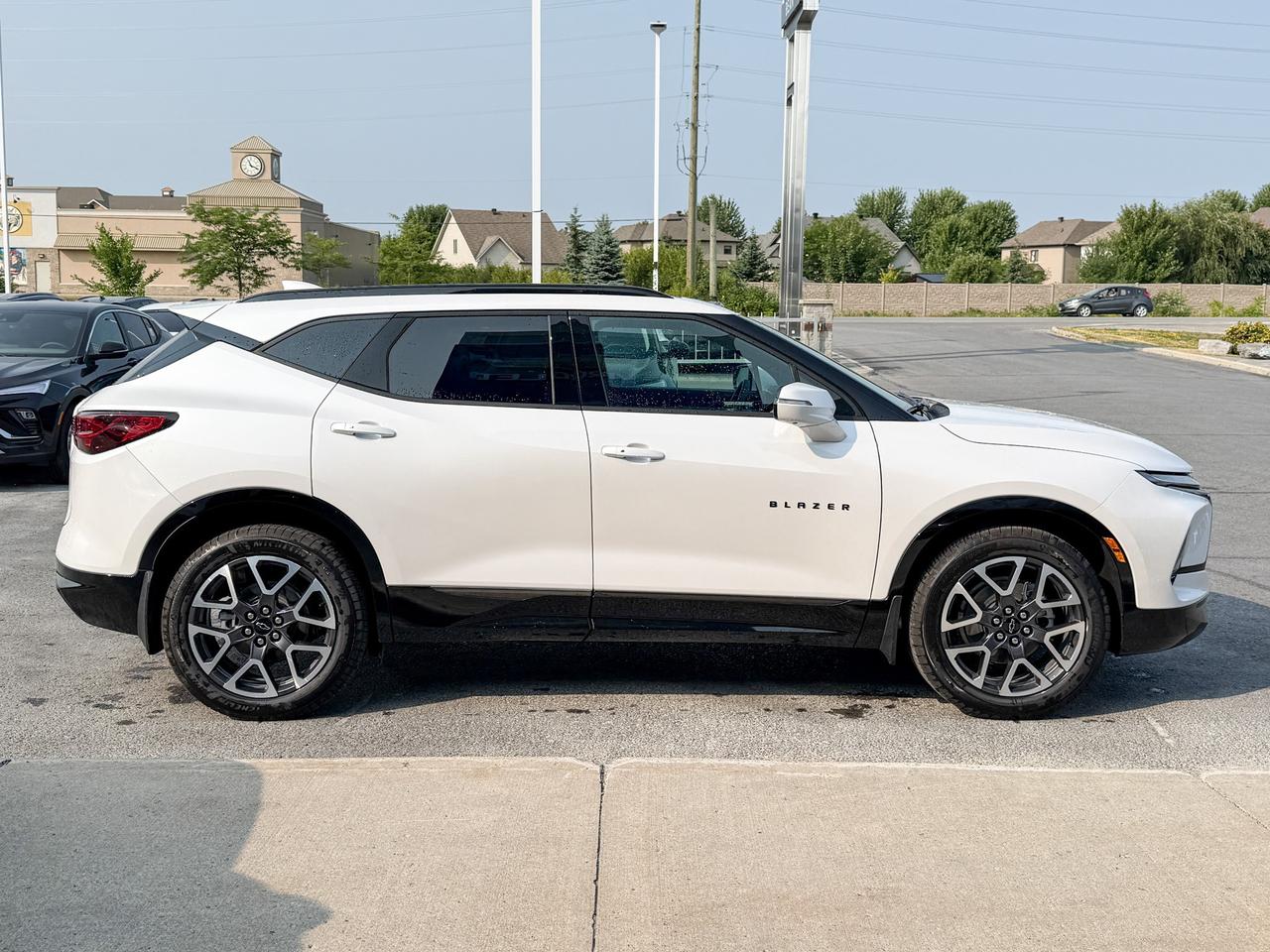 2025 Chevrolet Blazer RS 3.6L V6 WITH REMOTE START/ENTRY, HEATED SEATS, HEATED STEERING WHEEL, VENTILATED SEATS, SUNROOF, POWER LIFTGATE, HD REAR VISION CAMERA Photo