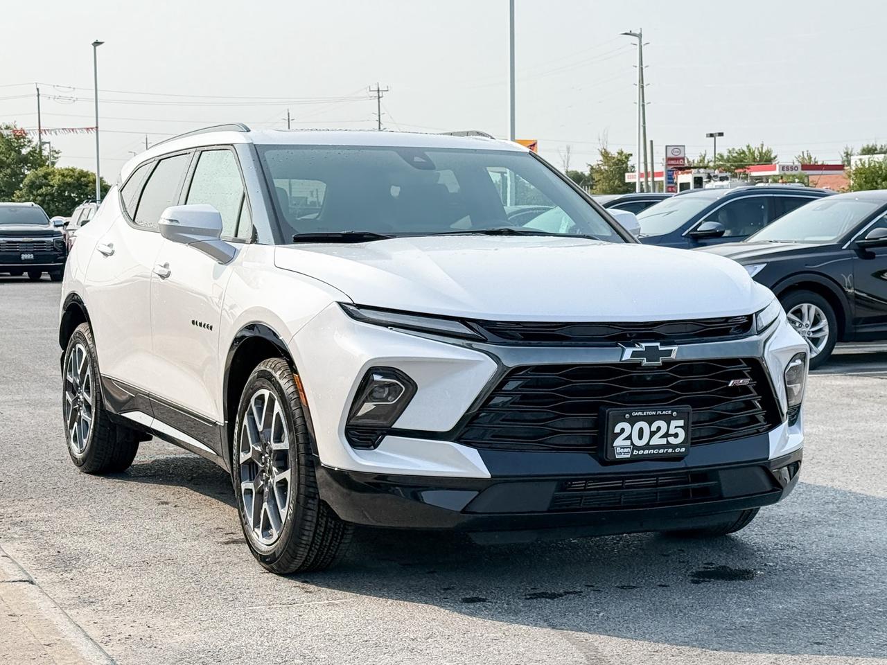 2025 Chevrolet Blazer RS 3.6L V6 WITH REMOTE START/ENTRY, HEATED SEATS, HEATED STEERING WHEEL, VENTILATED SEATS, SUNROOF, POWER LIFTGATE, HD REAR VISION CAMERA Photo