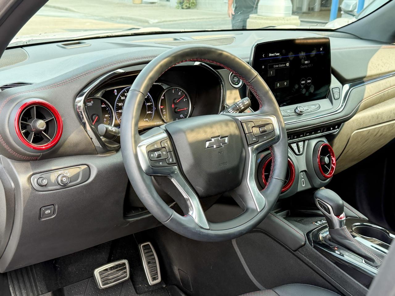 2025 Chevrolet Blazer RS 3.6L V6 WITH REMOTE START/ENTRY, HEATED SEATS, HEATED STEERING WHEEL, VENTILATED SEATS, SUNROOF, POWER LIFTGATE, HD REAR VISION CAMERA Photo