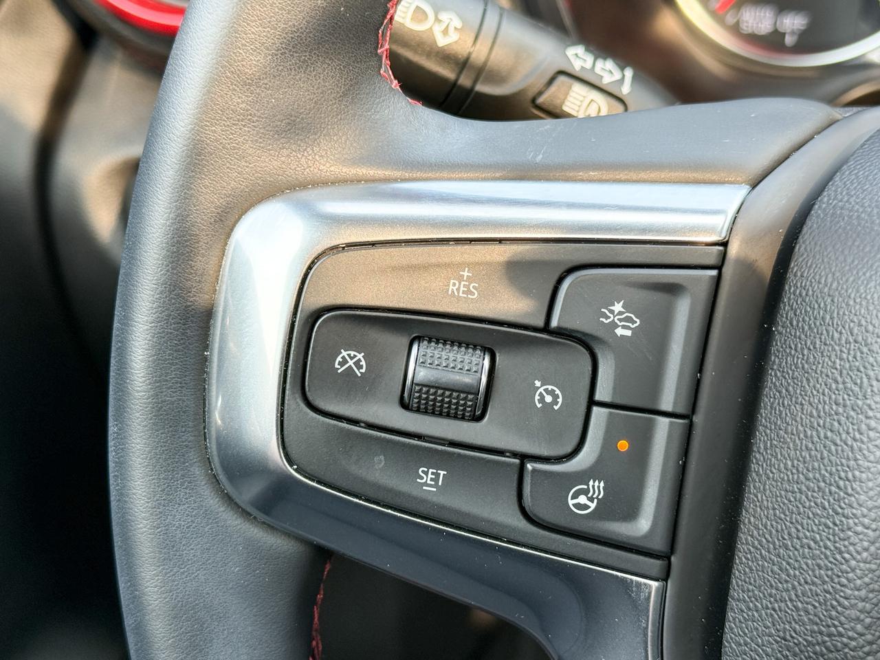 2025 Chevrolet Blazer RS 3.6L V6 WITH REMOTE START/ENTRY, HEATED SEATS, HEATED STEERING WHEEL, VENTILATED SEATS, SUNROOF, POWER LIFTGATE, HD REAR VISION CAMERA Photo