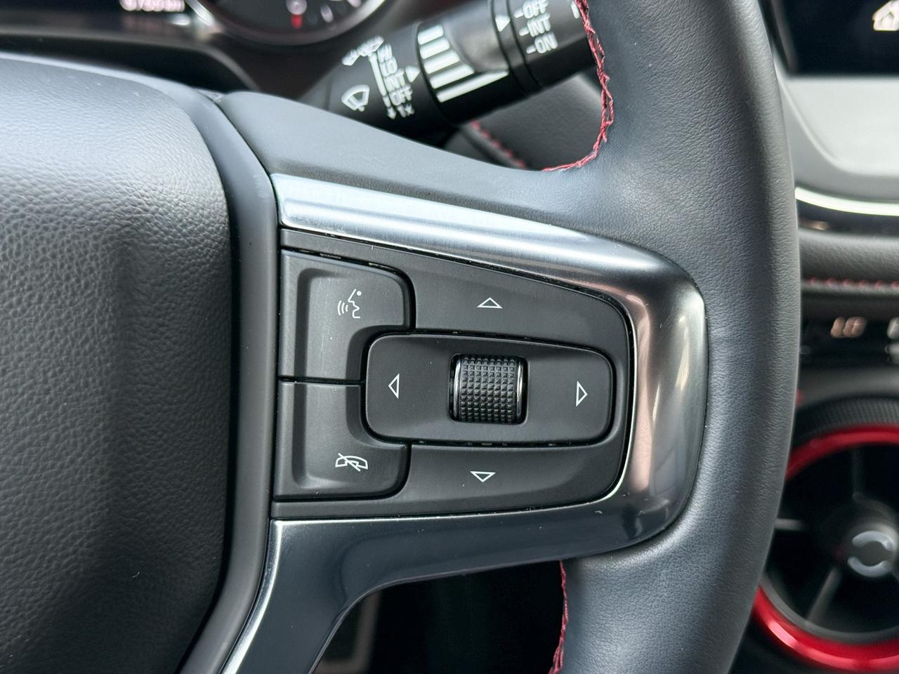 2025 Chevrolet Blazer RS 3.6L V6 WITH REMOTE START/ENTRY, HEATED SEATS, HEATED STEERING WHEEL, VENTILATED SEATS, SUNROOF, POWER LIFTGATE, HD REAR VISION CAMERA Photo