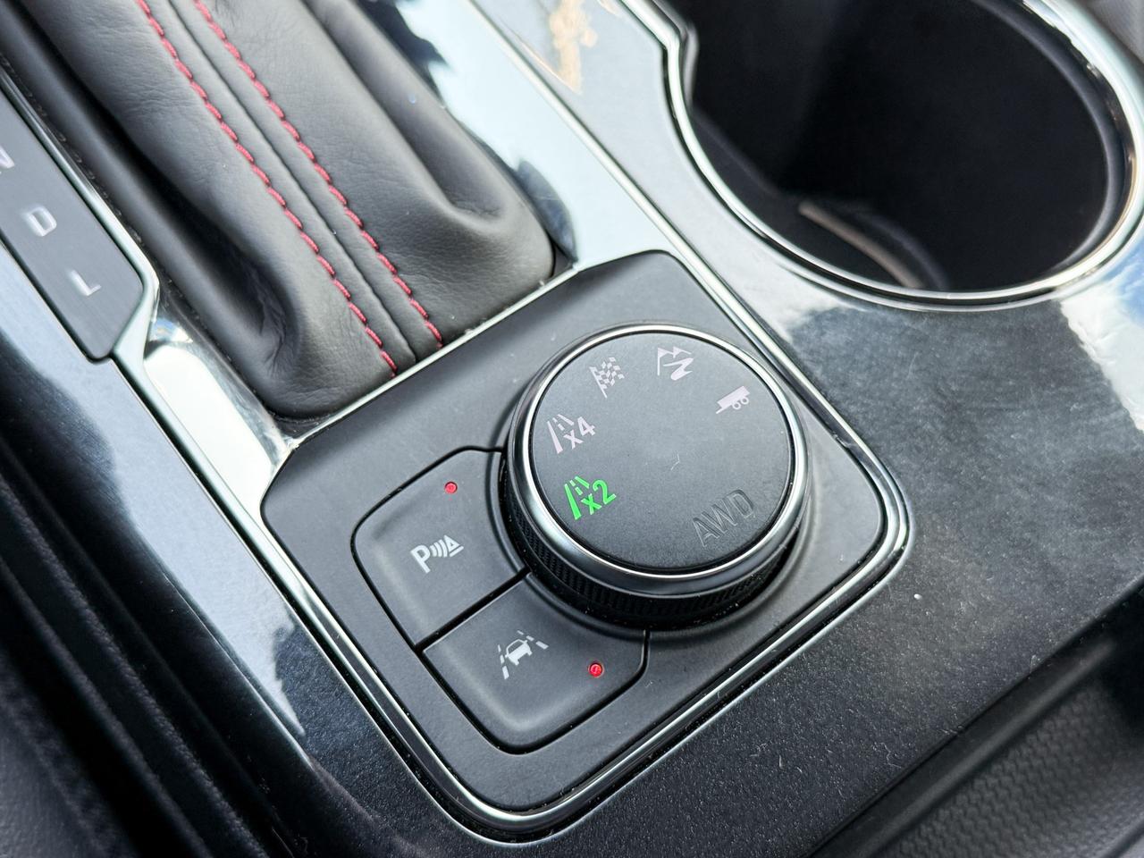 2025 Chevrolet Blazer RS 3.6L V6 WITH REMOTE START/ENTRY, HEATED SEATS, HEATED STEERING WHEEL, VENTILATED SEATS, SUNROOF, POWER LIFTGATE, HD REAR VISION CAMERA Photo