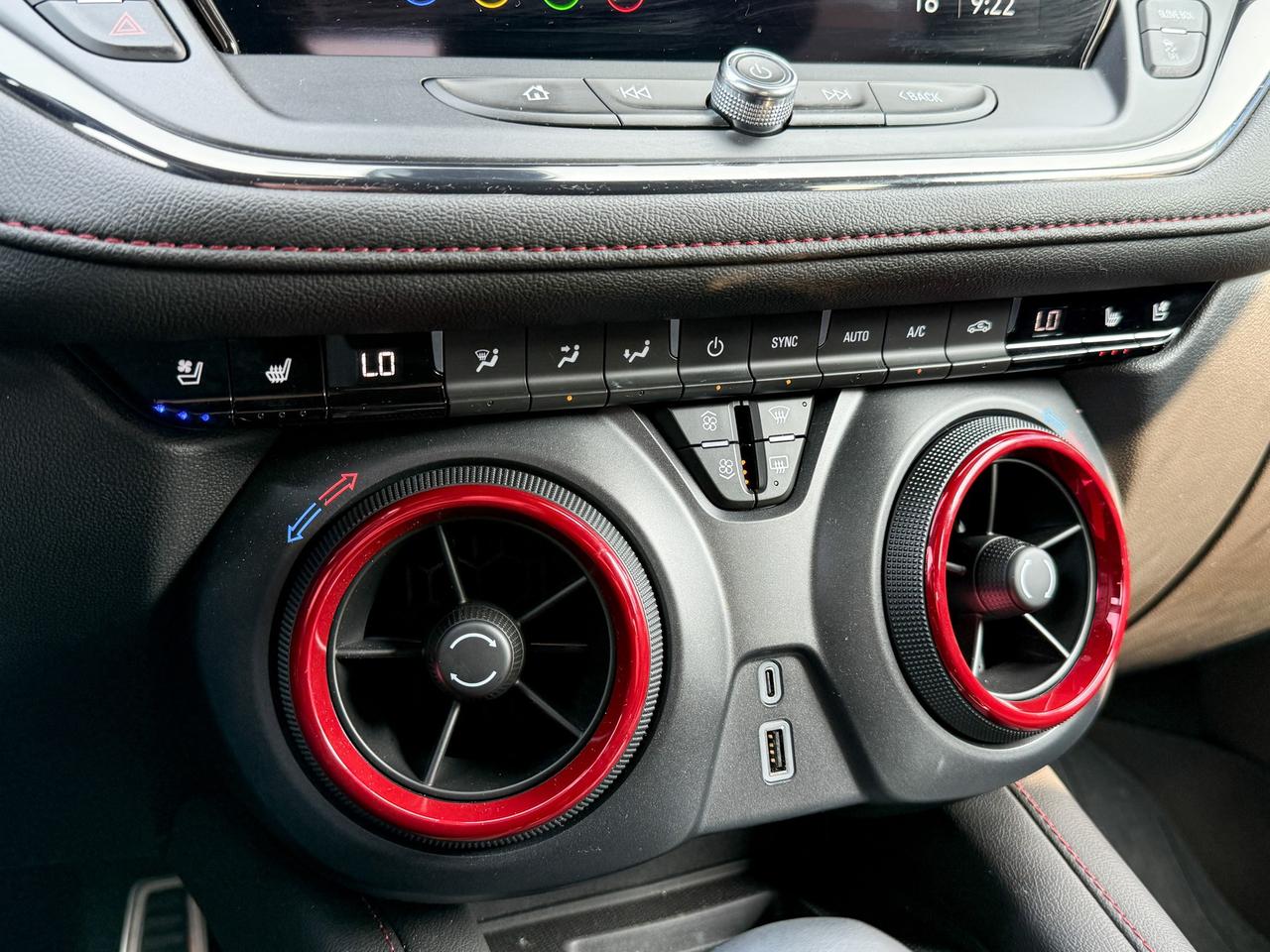 2025 Chevrolet Blazer RS 3.6L V6 WITH REMOTE START/ENTRY, HEATED SEATS, HEATED STEERING WHEEL, VENTILATED SEATS, SUNROOF, POWER LIFTGATE, HD REAR VISION CAMERA Photo