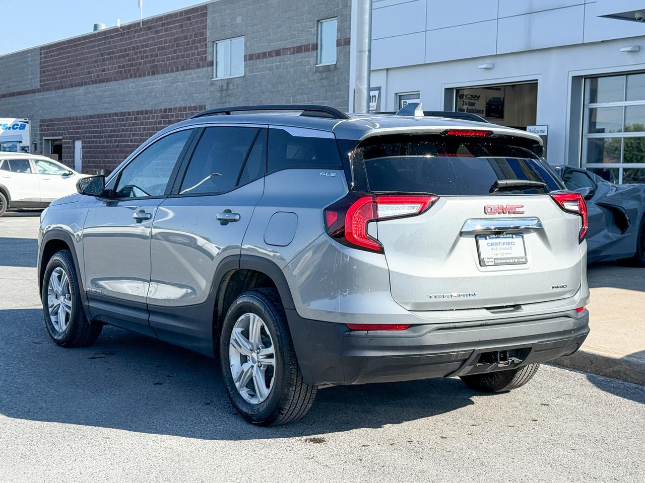 2024 GMC Terrain CLEAN CARFAX, 1.5L 4CYL TURBO, SLE AWD, HEATED FRONT SEATS, REMOTE VEHICLESTART, GMC PRO SAFETY PACKAGE, DUALZONE CLIMATE CONTROL, REAR VISION CAMERA Photo