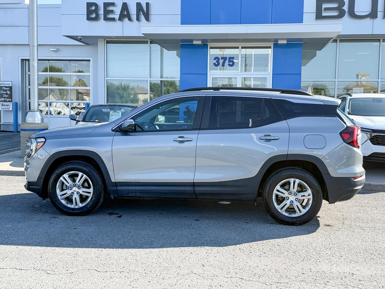 2024 GMC Terrain CLEAN CARFAX, 1.5L 4CYL TURBO, SLE AWD, HEATED FRONT SEATS, REMOTE VEHICLESTART, GMC PRO SAFETY PACKAGE, DUALZONE CLIMATE CONTROL, REAR VISION CAMERA Photo