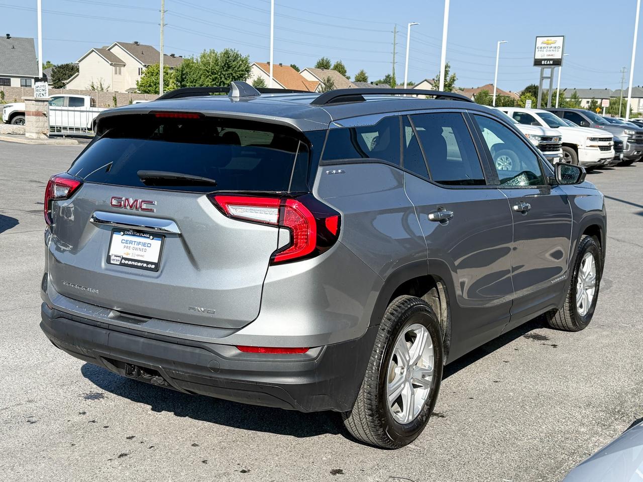 2024 GMC Terrain CLEAN CARFAX, 1.5L 4CYL TURBO, SLE AWD, HEATED FRONT SEATS, REMOTE VEHICLESTART, GMC PRO SAFETY PACKAGE, DUALZONE CLIMATE CONTROL, REAR VISION CAMERA Photo