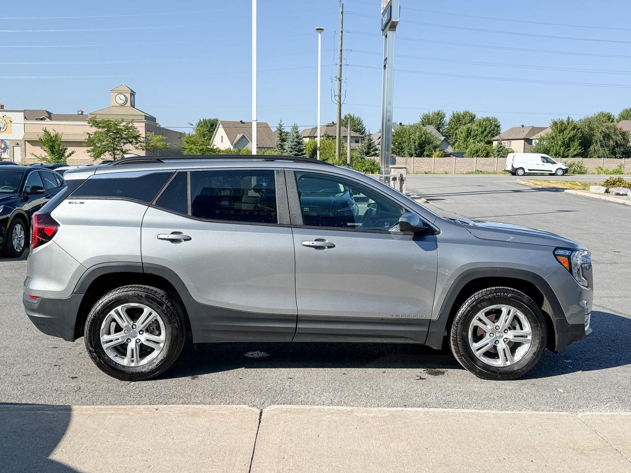 2024 GMC Terrain CLEAN CARFAX, 1.5L 4CYL TURBO, SLE AWD, HEATED FRONT SEATS, REMOTE VEHICLESTART, GMC PRO SAFETY PACKAGE, DUALZONE CLIMATE CONTROL, REAR VISION CAMERA Photo