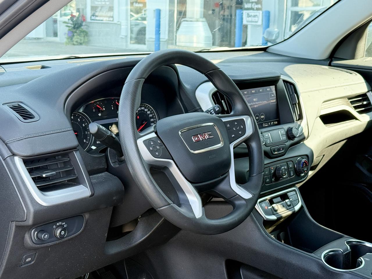 2024 GMC Terrain CLEAN CARFAX, 1.5L 4CYL TURBO, SLE AWD, HEATED FRONT SEATS, REMOTE VEHICLESTART, GMC PRO SAFETY PACKAGE, DUALZONE CLIMATE CONTROL, REAR VISION CAMERA Photo