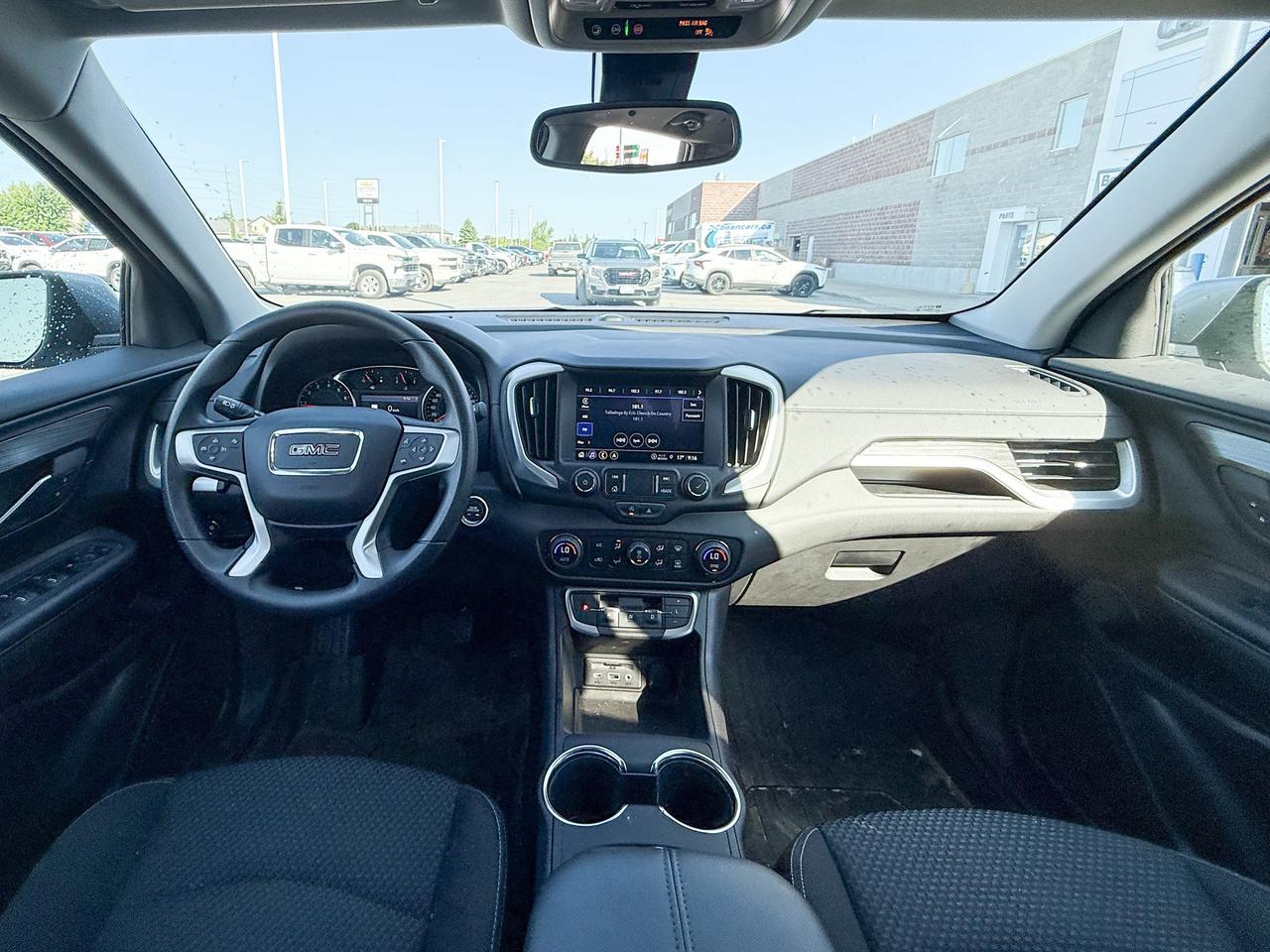 2024 GMC Terrain CLEAN CARFAX, 1.5L 4CYL TURBO, SLE AWD, HEATED FRONT SEATS, REMOTE VEHICLESTART, GMC PRO SAFETY PACKAGE, DUALZONE CLIMATE CONTROL, REAR VISION CAMERA Photo