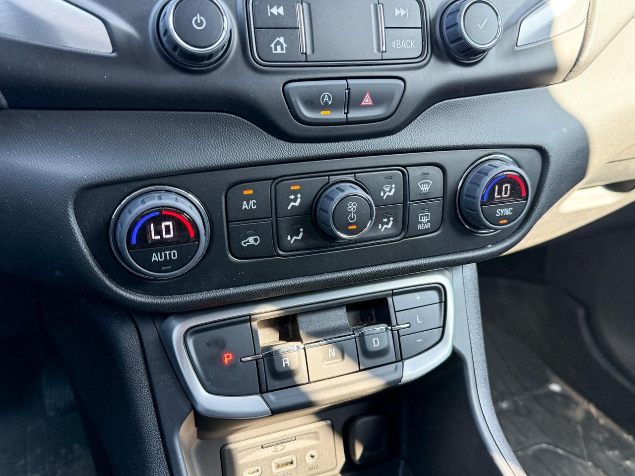 2024 GMC Terrain CLEAN CARFAX, 1.5L 4CYL TURBO, SLE AWD, HEATED FRONT SEATS, REMOTE VEHICLESTART, GMC PRO SAFETY PACKAGE, DUALZONE CLIMATE CONTROL, REAR VISION CAMERA Photo