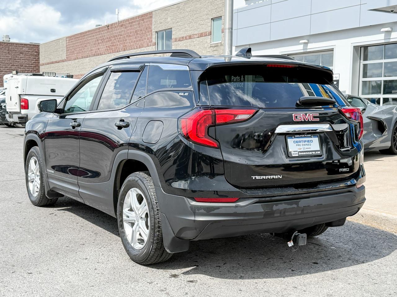 2021 GMC Terrain CLEAN CARFAX, 1.5L 4CYL TURBO, SLE AWD, HEATED FRONT CLOTH SEATS, REMOTE VEHICLE START, HD REAR VISION CAMERA, LUGGAGE SIDE RAILS, 17" ALLOY RIMS Photo