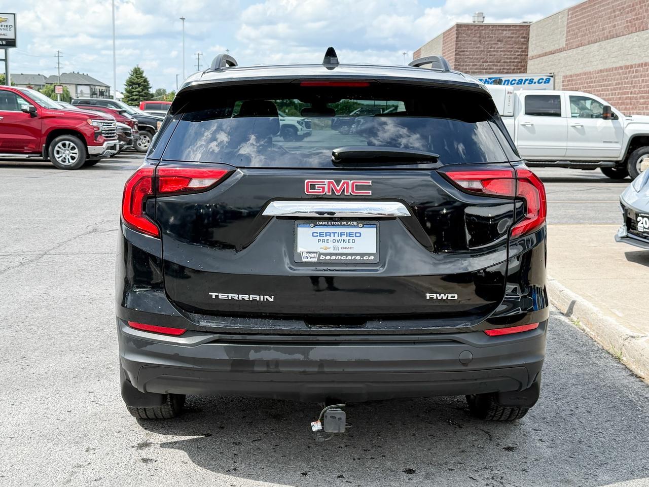 2021 GMC Terrain CLEAN CARFAX, 1.5L 4CYL TURBO, SLE AWD, HEATED FRONT CLOTH SEATS, REMOTE VEHICLE START, HD REAR VISION CAMERA, LUGGAGE SIDE RAILS, 17" ALLOY RIMS Photo3