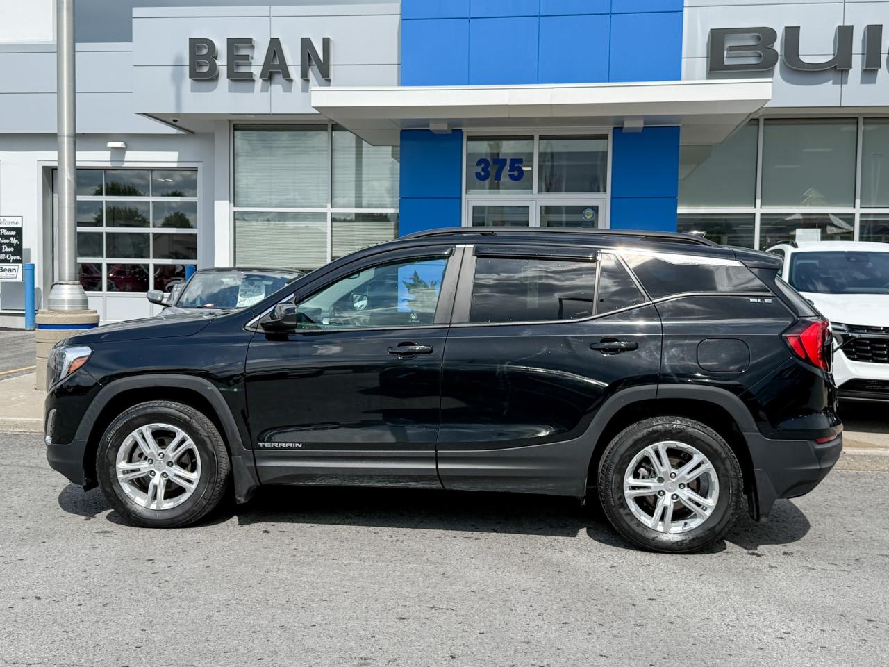 2021 GMC Terrain CLEAN CARFAX, 1.5L 4CYL TURBO, SLE AWD, HEATED FRONT CLOTH SEATS, REMOTE VEHICLE START, HD REAR VISION CAMERA, LUGGAGE SIDE RAILS, 17" ALLOY RIMS Photo