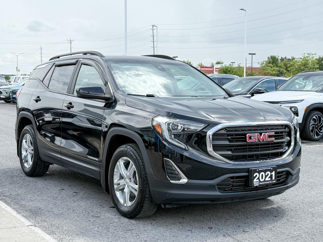 2021 GMC Terrain CLEAN CARFAX, 1.5L 4CYL TURBO, SLE AWD, HEATED FRONT CLOTH SEATS, REMOTE VEHICLE START, HD REAR VISION CAMERA, LUGGAGE SIDE RAILS, 17" ALLOY RIMS Photo