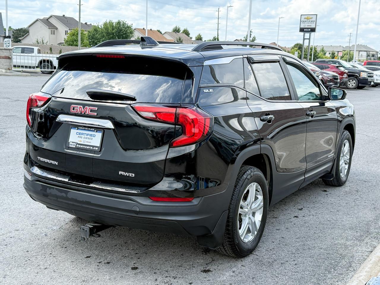 2021 GMC Terrain CLEAN CARFAX, 1.5L 4CYL TURBO, SLE AWD, HEATED FRONT CLOTH SEATS, REMOTE VEHICLE START, HD REAR VISION CAMERA, LUGGAGE SIDE RAILS, 17" ALLOY RIMS Photo