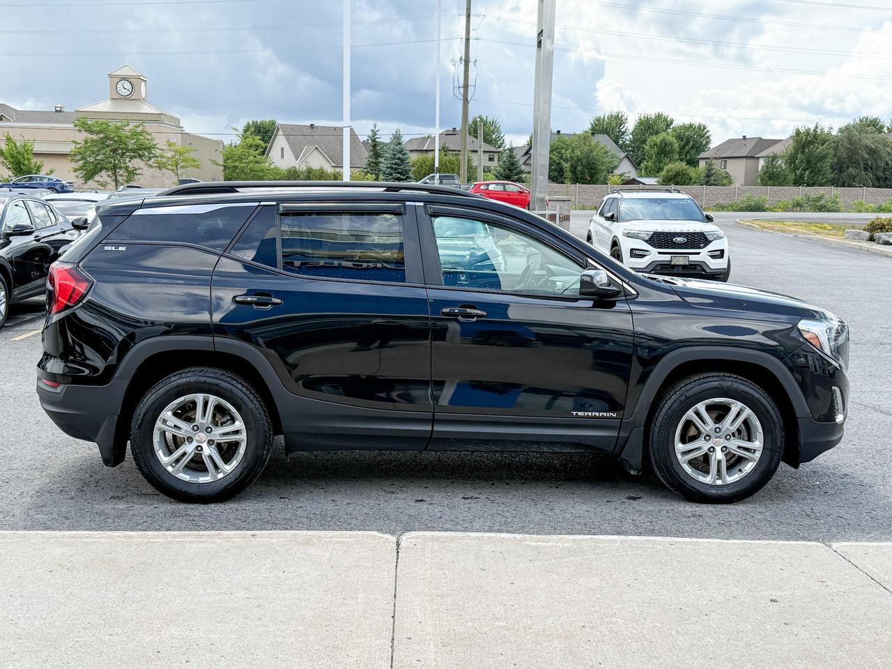 2021 GMC Terrain CLEAN CARFAX, 1.5L 4CYL TURBO, SLE AWD, HEATED FRONT CLOTH SEATS, REMOTE VEHICLE START, HD REAR VISION CAMERA, LUGGAGE SIDE RAILS, 17" ALLOY RIMS Photo