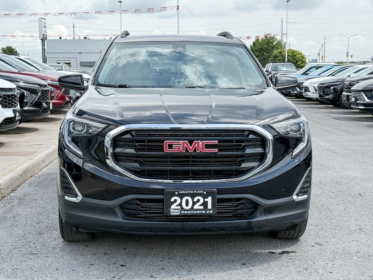 2021 GMC Terrain CLEAN CARFAX, 1.5L 4CYL TURBO, SLE AWD, HEATED FRONT CLOTH SEATS, REMOTE VEHICLE START, HD REAR VISION CAMERA, LUGGAGE SIDE RAILS, 17" ALLOY RIMS Photo