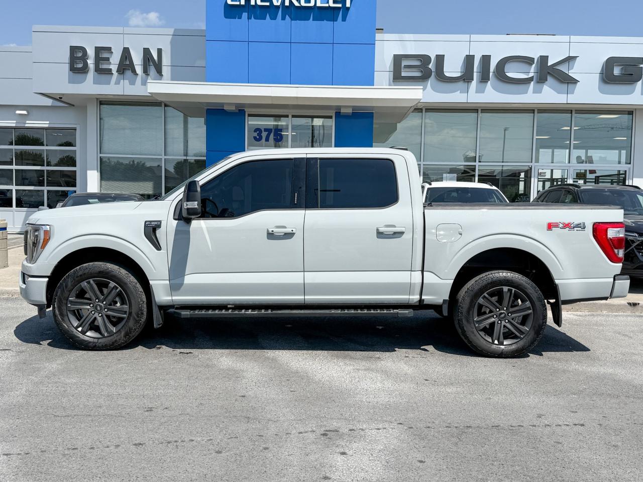 2023 Ford F-150 Lariat ONE OWNER, CLEAN CARFAX, 3.5L V6, SUPER CREW SHORT BOX, HEATED & VENTILATED LEATHER SEATS, PANORAMIC SUNROOF, FX4 OFF ROAD PACKAGE, 20" ALLOY WHEELS Photo