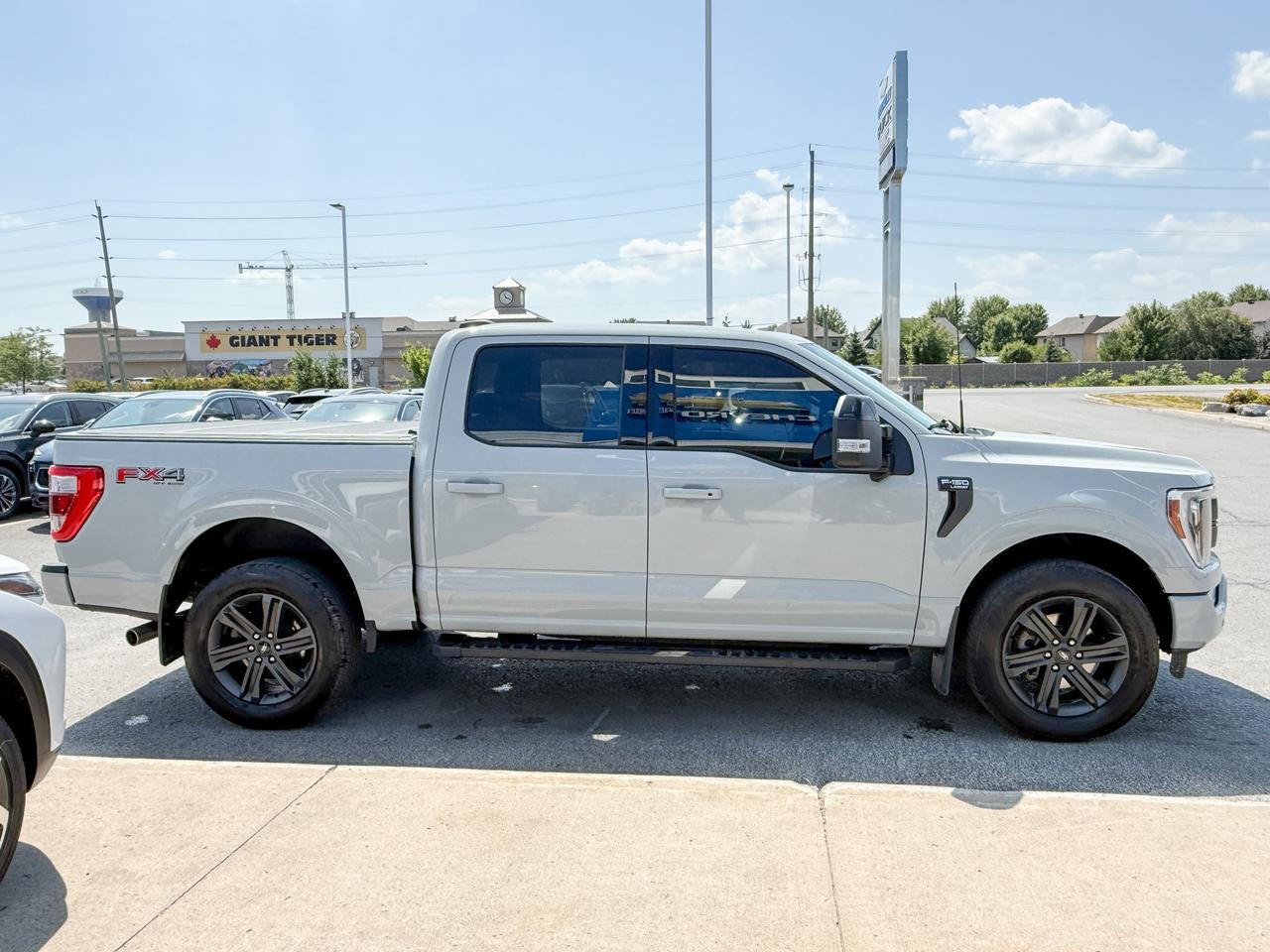 2023 Ford F-150 Lariat ONE OWNER, CLEAN CARFAX, 3.5L V6, SUPER CREW SHORT BOX, HEATED & VENTILATED LEATHER SEATS, PANORAMIC SUNROOF, FX4 OFF ROAD PACKAGE, 20" ALLOY WHEELS Photo